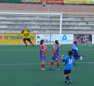 l'Araceli veient com la pilota va cap a porteria per significar el segon gol