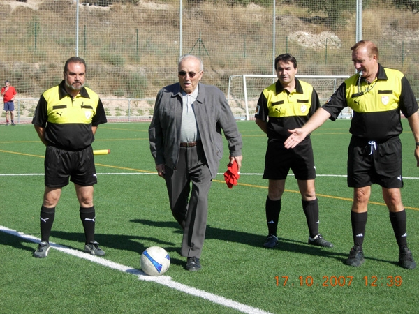 Emili Solé, fent el sac d'honor del partit