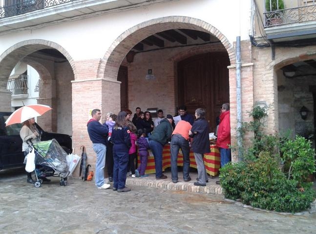 Recull de signatures a La Llacuna