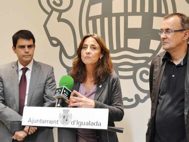 responsable de l’àrea d’Atenció a les Persones, Mercè Conesa, l’alcalde, Marc Castells, i el tinent d’alcalde d’Acció Social, Joan Torras.