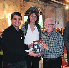 Torras i Ribe amb l'alcalde d'Igualada Marc castells i la directora del Museu de la Pell, Glòria Escala