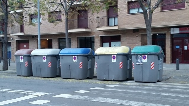 Un grup de contenidors a l'Av. Barcelona FOTO: Ràdio Igualada