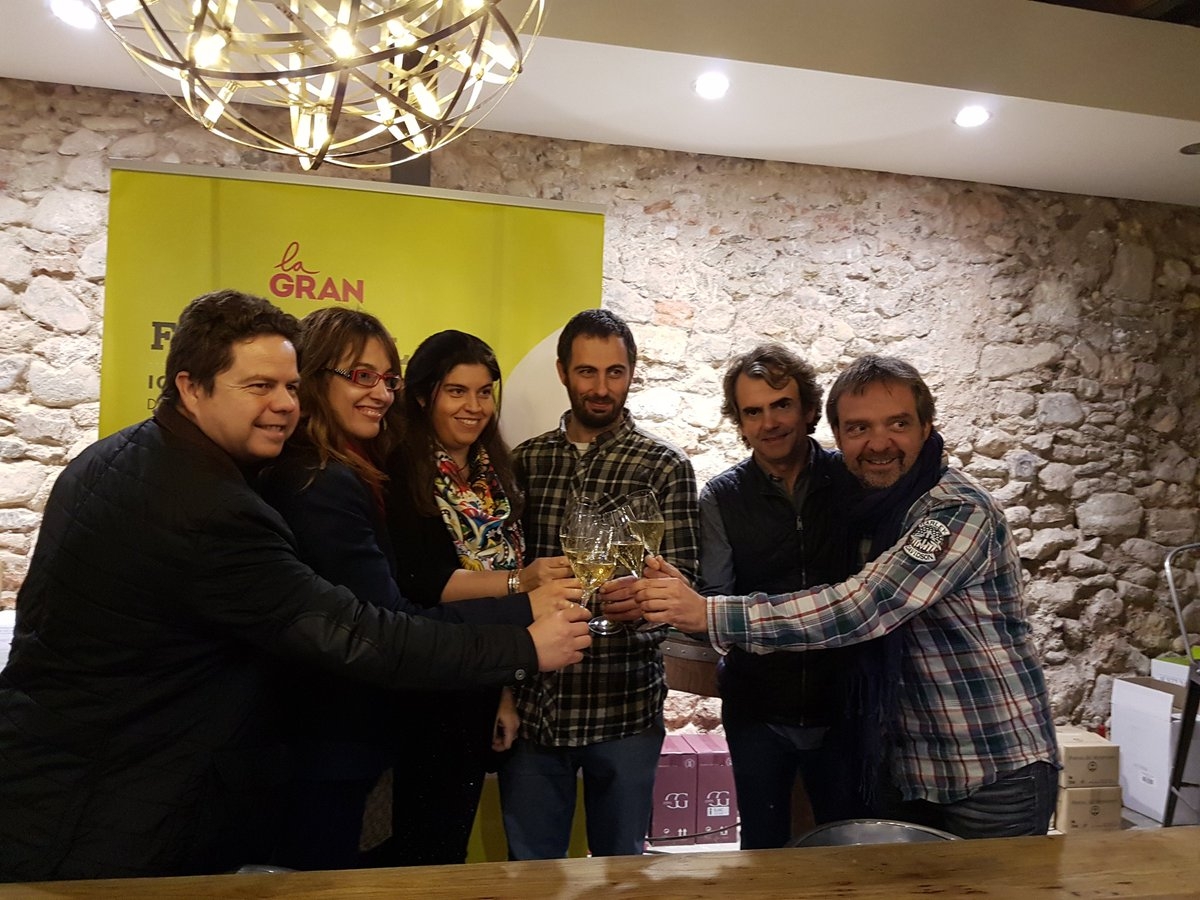 Xavier Figueres, a l'esquerra, i Laura Llucià, centre, en un acte de l'entitat