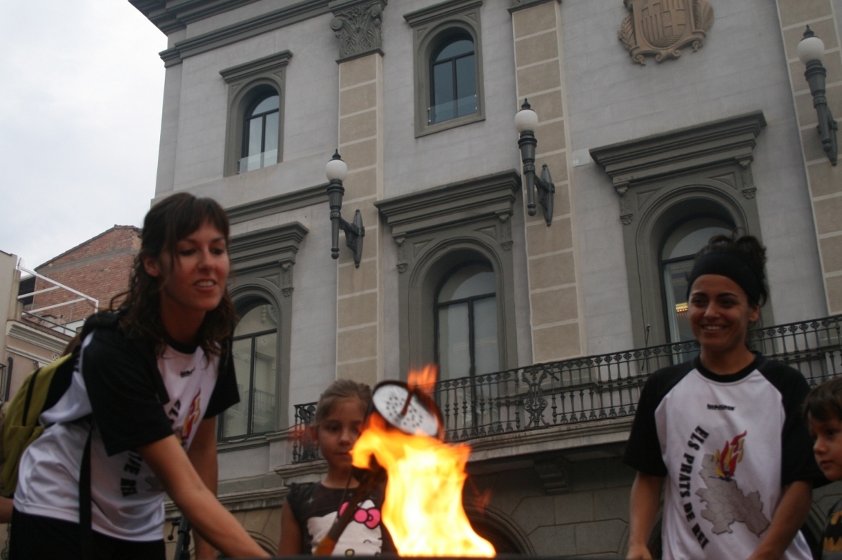 L'encesa del pebeter davant l'Ajuntament d'Igualada en una edició anterior