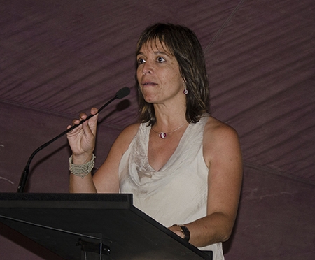 Núria Vinyals en la seva intervenció en l'acte "El país que volem" dins l'iglú de vent, a Igualada.