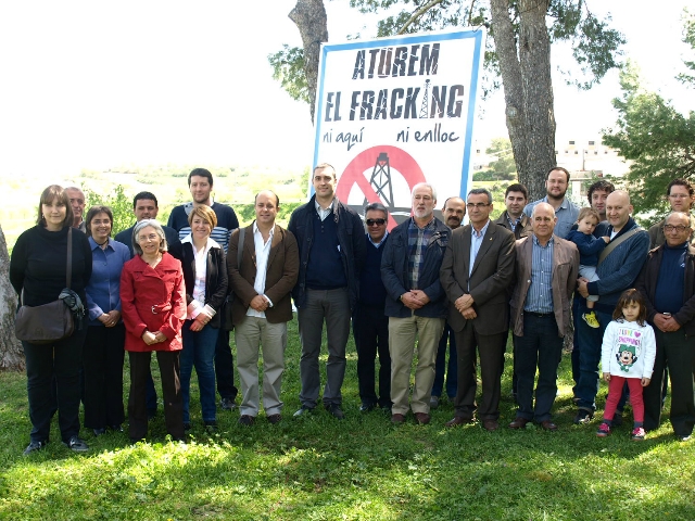 Alguns dels alcaldes signants del compromís. Al fons a l'esquerra, l'alcalde de Calonge, Xavier Nadal