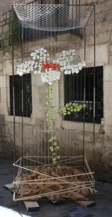 'Flor de flors', exposada al carrer de la Força de Girona