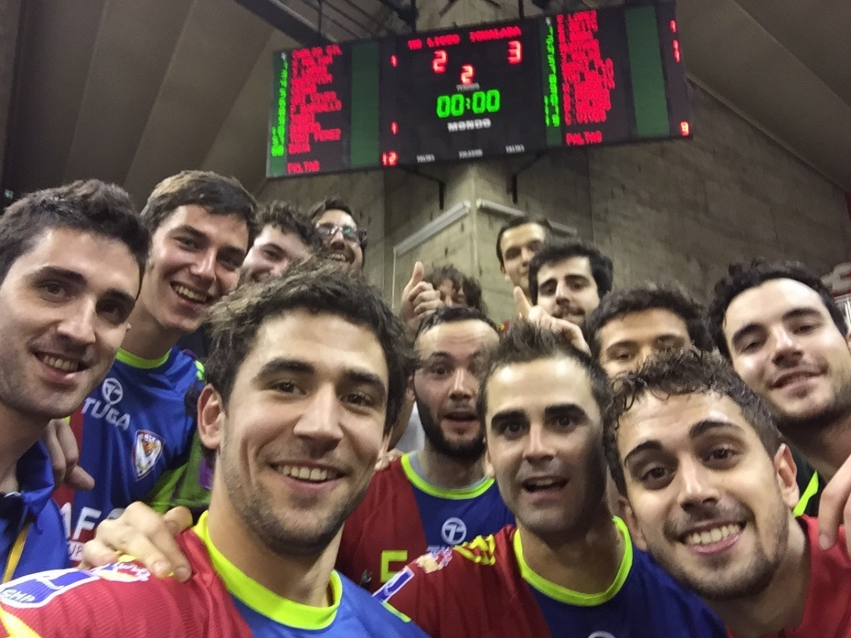 Ahir l'IHC va demostrar que és un gran equip. Aquesta es la selfie que es van fer els jugadors al final del partit