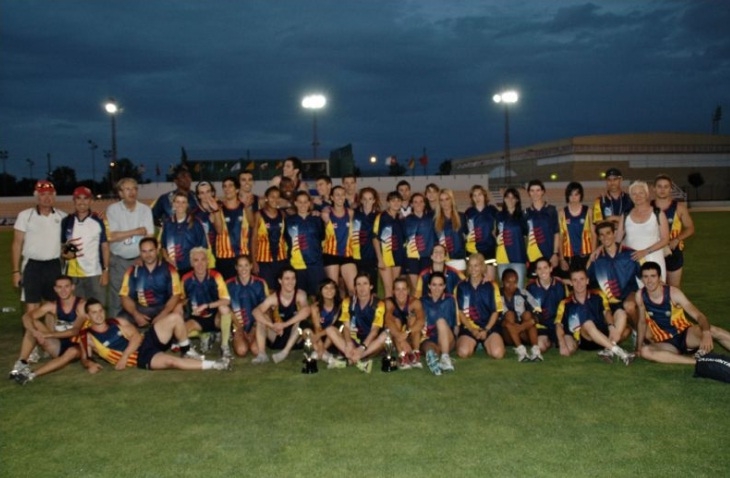 Els atletes del CAI Petromiralles amb la sel·lecció catalana absoluta a Montjuïc (Barcelona)