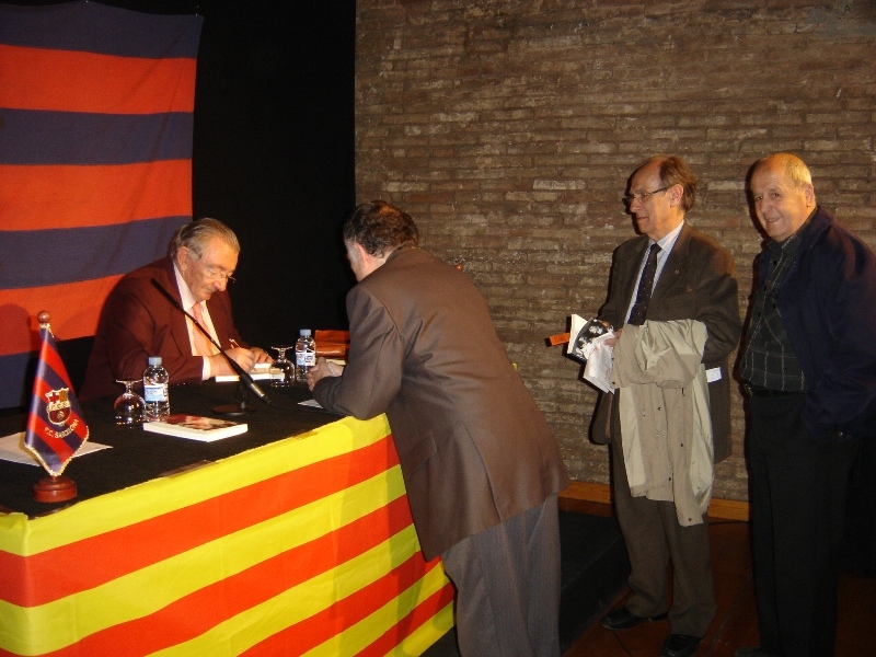 Agustí Montal, signant llibres