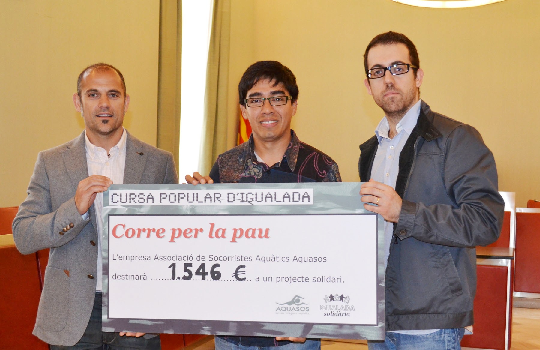 Acte simbòlic de lliurament del taló, amb el gerent d’Aquasos, Pep Méndez, el president d’Amics de Manitos, Tino Zapata i el regidor de Cooperació, Joan Requesens