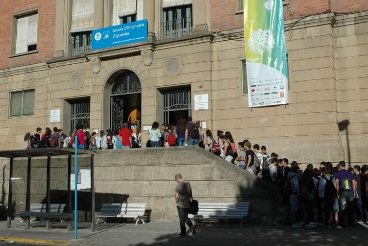 Alumnes abans d'entrar a les proves d'accés a la universitat en una imatge d'arxiu