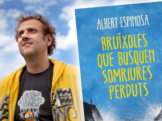 Albert Espinosa al costat de la portada del seu nou llibre