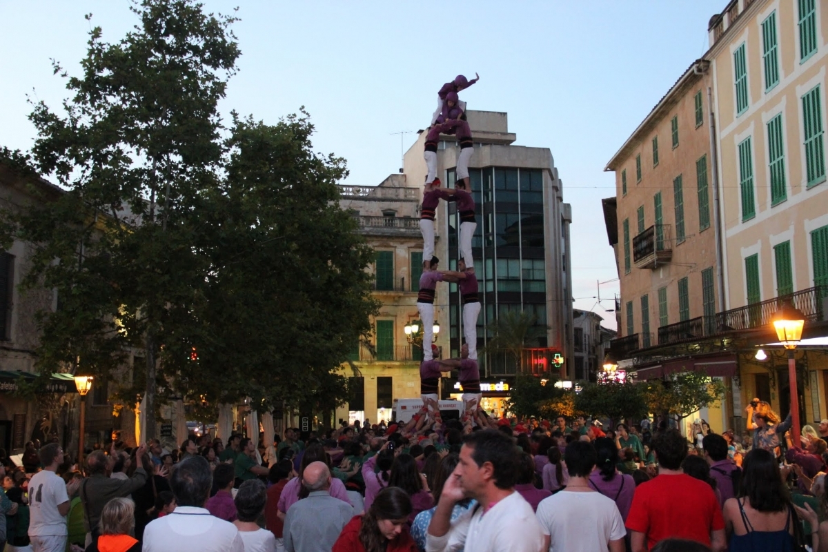 Els morats van acompanyar el carro gros de la torre i del cinc de set