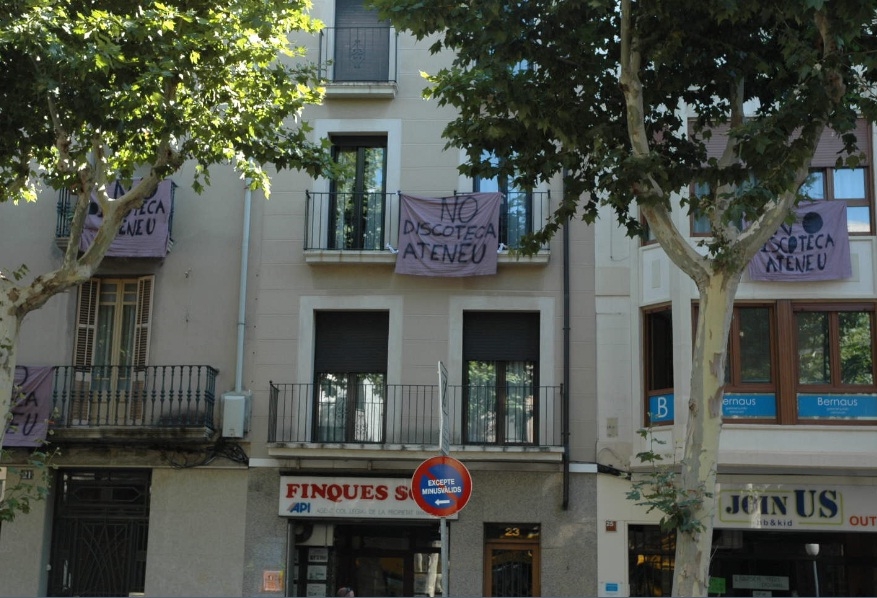 Pancartes del veïns en contra del bar de copes de l'Ateneu