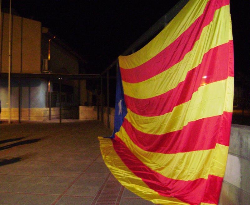 L'estelada desplegada a la Pobla de Claramunt