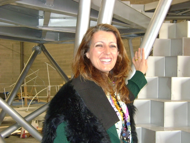 Benedetta Taglabue davant l'estructura