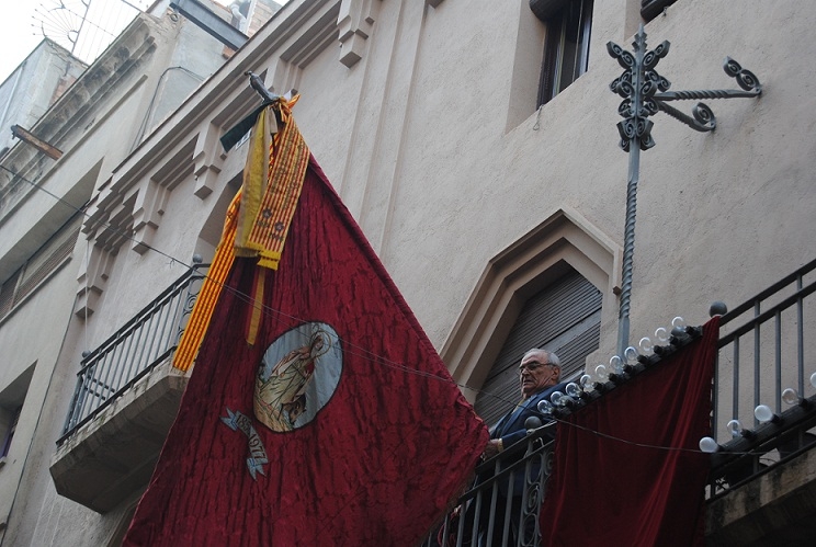 Miquel Mabres amb la bandera gran
