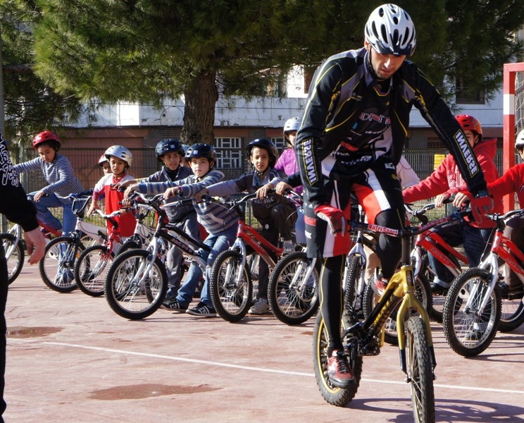 El campió del món de Biketrial, Dani Comas, va visitar l'escola Gabriel Castellà