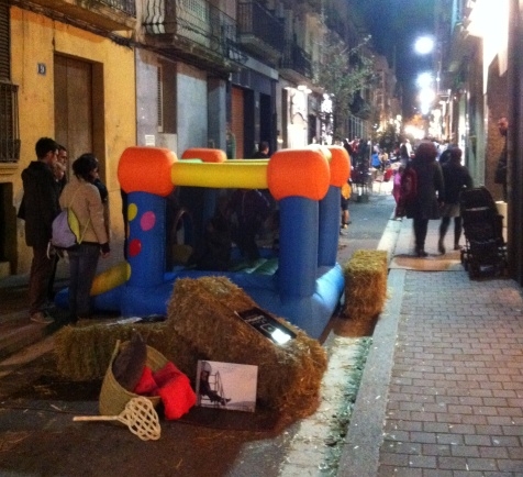 El carrer d'Òdena s'ha reconvertit en un espai d'esbarjo