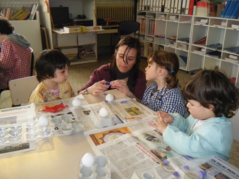 Decorant ous de Pasqua a l'Ateneu