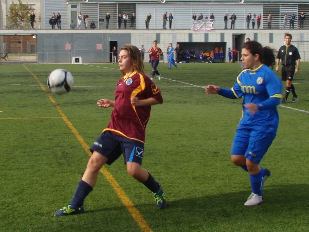 L'Araceli controlant la pilota davant la rival