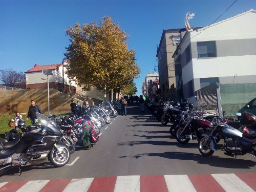 Les motos, aparcades al centre de la vila