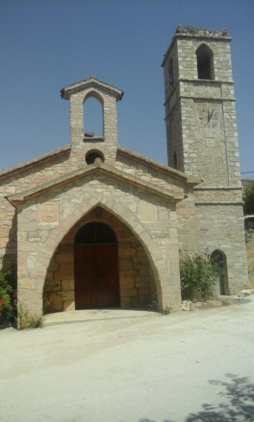 La façana de l'església, amb el nou rellotge
