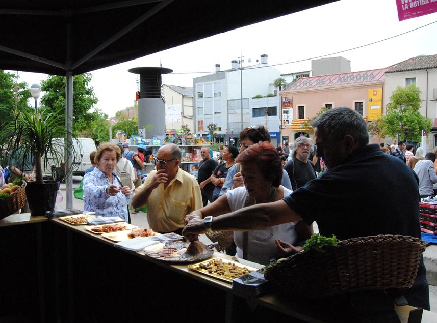 Degustació a l'estand del mercat de la Masuca