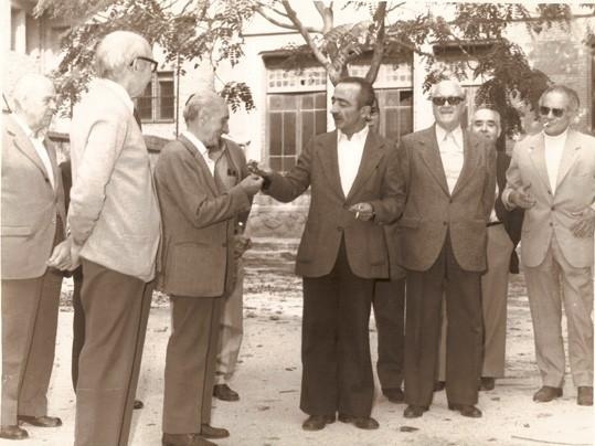 Miquel Solé i Badia, com a tinent d'alcalde i regidor de Cultura, fa el lliurament de les claus del Palau Escolar al president de l'Ateneu Salvador Riba Gumà, el 10 d'octubre de 1977.