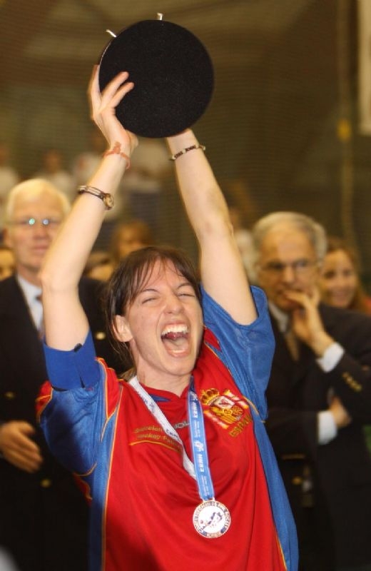Marta Soler, capitana de l'equip, aixecant el títol / Foto: FEP