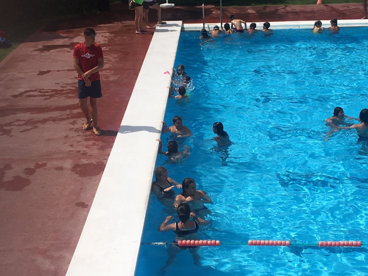Una de les activitats a la piscina del Molí Nou, aquest matí