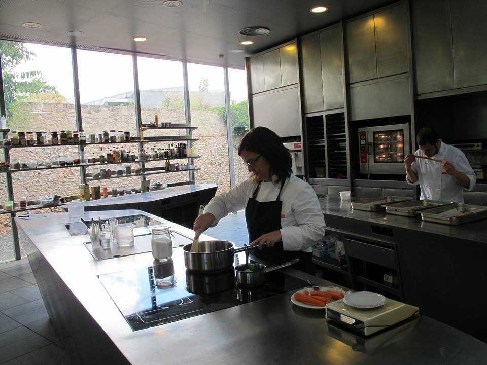 Canviant les provetes per les cassoles, l'Íngrid té l'ambició d'ajudar cada vegada més gent a través de la cuina