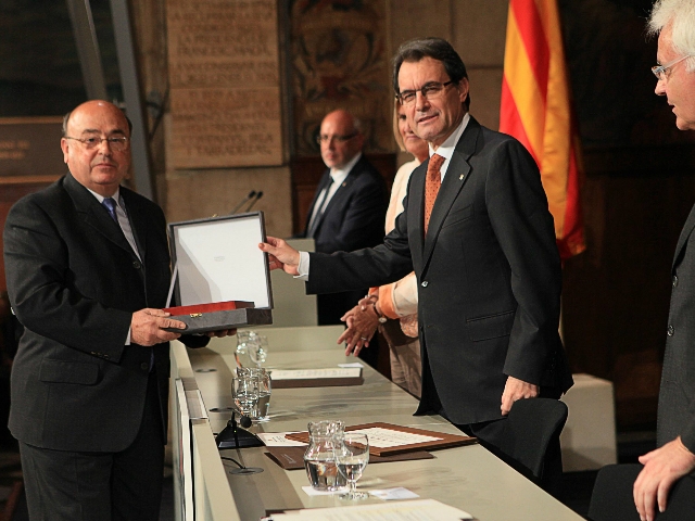 El president de l'entitat, Joan Prats, recollint la Creu de Sant Jordi de mans del president de la Generalitat