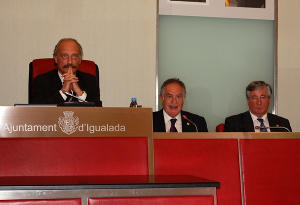 Ramon Felip pronuncia la conferència, acompanyat d'Aymamí (esq.) i Magí Molas, president del Gremi