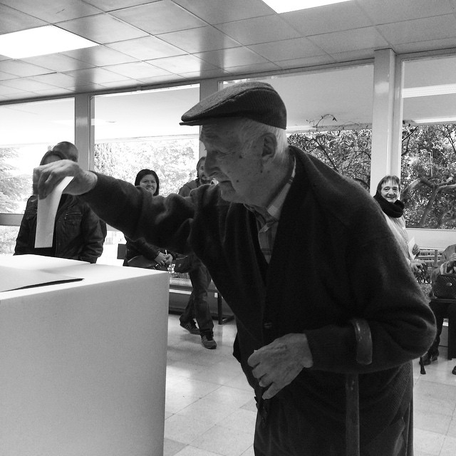 Josep Llorach Solé de 94 ha votat a l'Institut Pere Vives Vich Foto: Daniel Vilarrubias