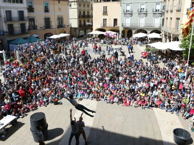 Espectacle de Trócola Circo a la Plaça de l'Ajuntament. Foto: Marc Vila