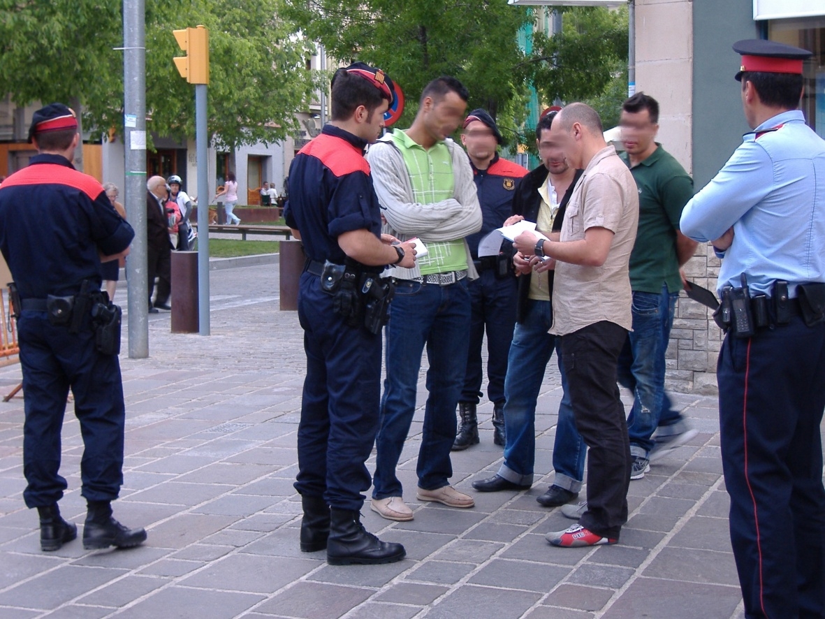 Un moment de l'operació antidroga a la Plaça de la Creu - imatge dels Mossos d'Esquadra