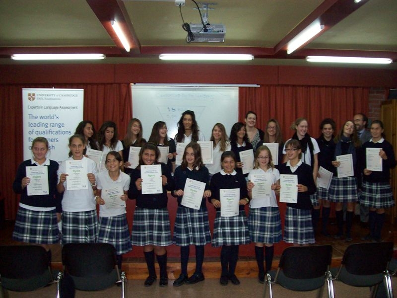 Les alumnes del Montclar, amb els certificats