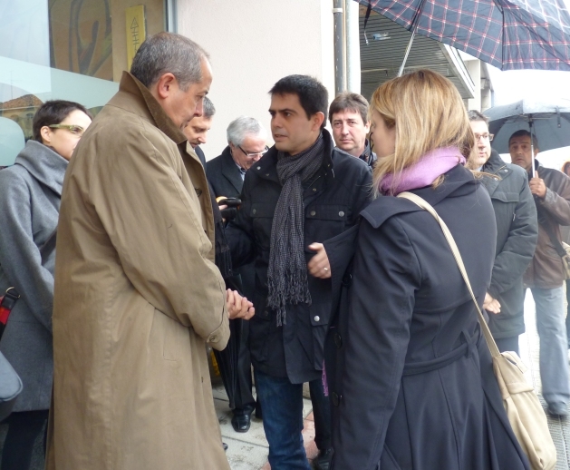 Maria Senserrich i Marc Castells saludant Felip Puig a la seva arribada