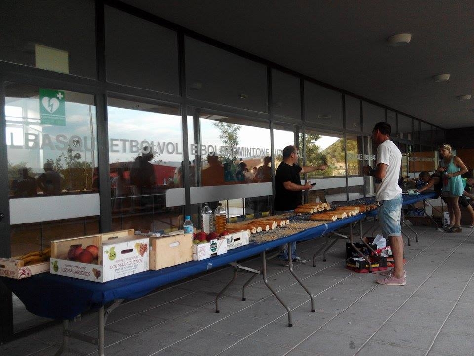 També hi ha voluntaris de menjar. Fotografia: Mireia Vilanova