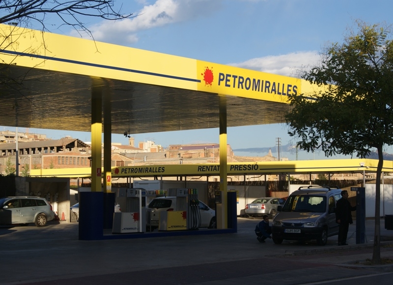 Una de les estacions de servei que Petromiralles té a Igualada