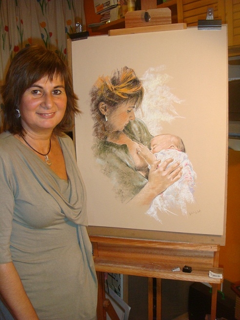 Rosa Ma Calzada davant d'un dels quadres que està pintant