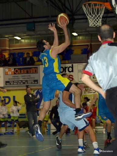 Jordi Torres en un llançament a cistella