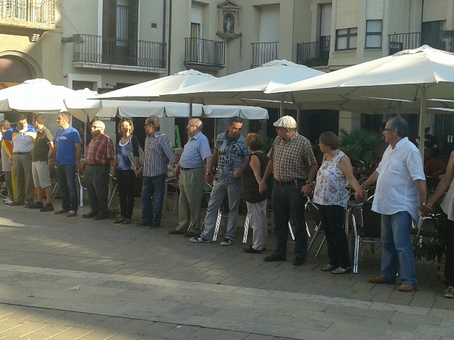 Antoni Dalmau, formant part de la cadena humana a la Plaça de l'Ajuntament d'Igualada