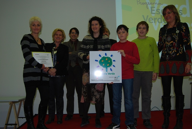 Els representants de l'Ateneu recollint el certificat d'Escola Verda