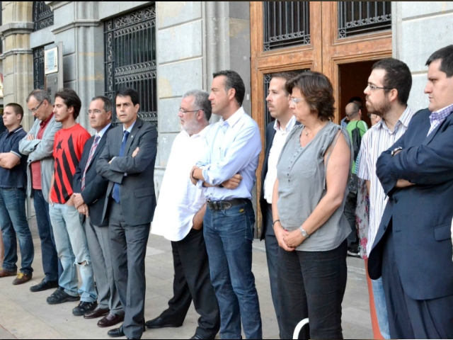 Concentració de rebuig a l'agressió a la Plaça de l'Ajuntament