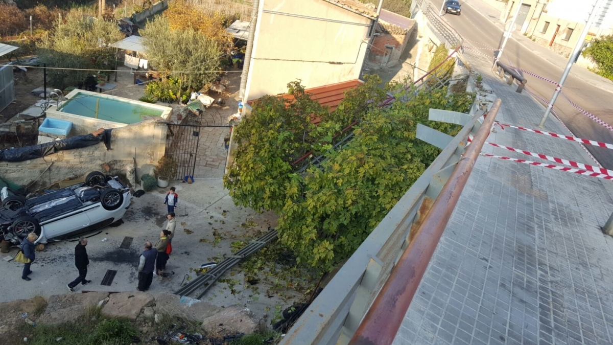 La Policia Local ha senyalitzat la zona per evitar caigudes, ara que no hi ha tanca.