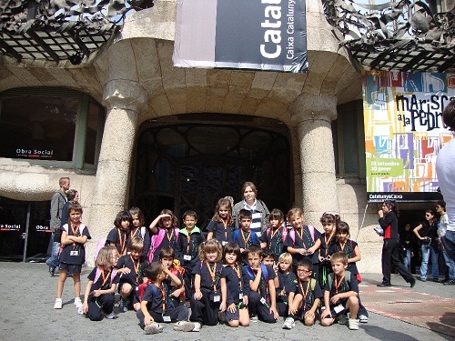 La classe de 1r de primària davant la Pedrera
