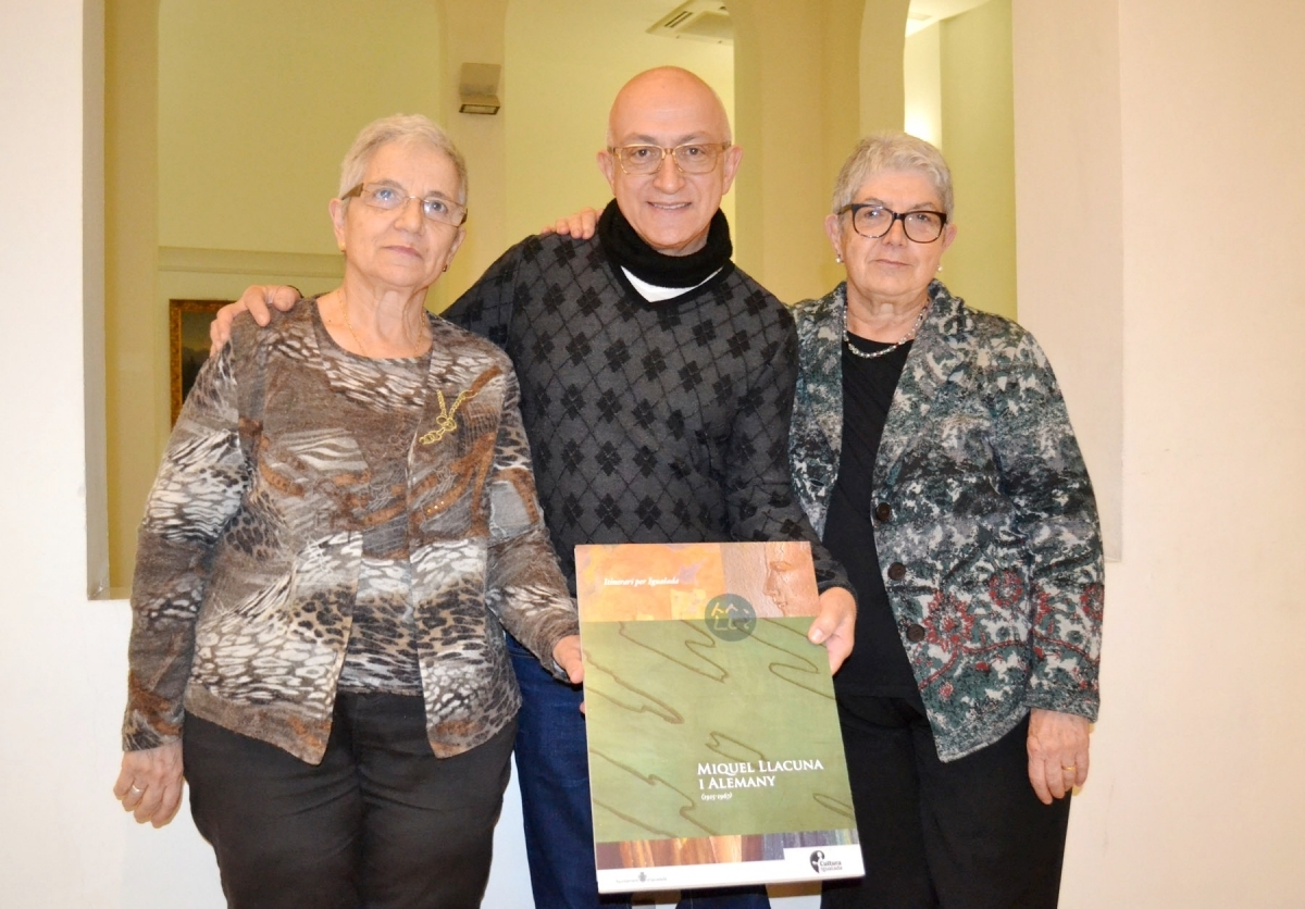 El regidor Pere Camps, amb Montserrat i Paquita, de la família de l'artista